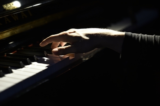 Gregor A. Mayrhofer - Hand Klavier - © Urban Ruth 2019